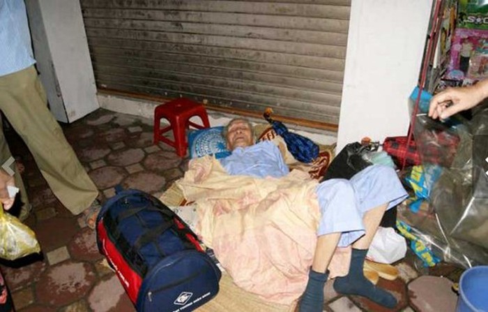 Như đã phản ánh, chiều 7/9, người dân sống trên phố Núi Trúc và nhiều người đi đường đã chứng kiến cảnh thương tâm, các con đưa bố già 87 tuổi, vừa xuất viện cho nằm ở vỉa hè hơn nửa ngày.